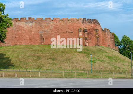 Ein Blick auf einige der wenigen Überreste von Chester Schloss an einem sonnigen Tag Stockfoto