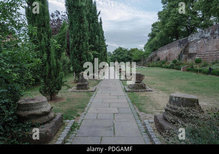 Einen malerischen Blick entlang der Fußweg, der durch die friedliche Römischen Gärten in Chester läuft. Stockfoto