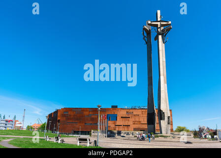 Blick auf die 42 Meter hohe Denkmal für die gefallenen Werftarbeiter in Danzig, mit der die europäische Solidarität Center Museum Gebäude an der hinteren, Polen. Stockfoto