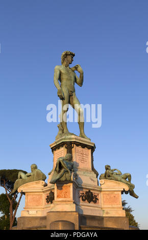 Statue, Bronze Nachbildung von Michelangelos David. Piazza Michelangelo, Florenz Italien Stockfoto