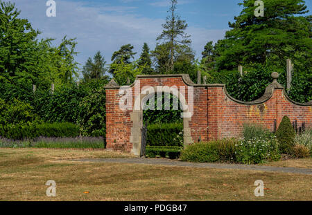 Alte Backsteinmauer ummauerten Garten in Fanhams Hall Hotel, Ware Hertfordshire Großbritannien führenden Stockfoto