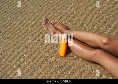 Schone Gepflegte Beine Der Frau Mit Einer Creme Sonnenbrand Von Der Sonne Im Sommer Auf Dem Hintergrund Meer Schutzen Kummert Sich Um Saubere Und Weiche Haut Leeren Platz Fur Text Stockfotografie