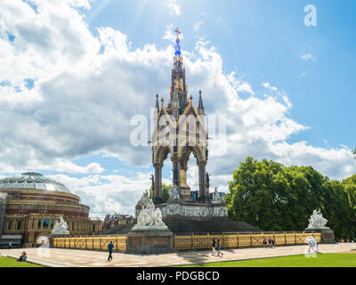 Die Neugotischen Stil Albert Memorial in Kensington Gardens und die Royal Albert (Konzert) Halle, South Kensington, London, England Stockfoto