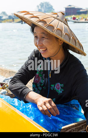 Marktstandhalter Verkauf von Schmuck mit Bambus konischen Hut auf Nam Pan fünf Tage Markt, Inle Lake, Shan Staat, Myanmar (Burma), Asien im Februar Stockfoto