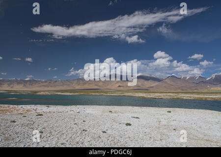 Salzlagerstätten neben Karakul See auf dem Pamir Highway, Gorno Badakhshan, Tadschikistan. Stockfoto