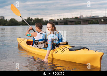 Lächelnde Frau Gefühl unglaublich Ihr Urlaub mit meinem Mann Stockfoto