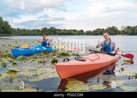 Lächelndes Paar Gefühl zufrieden nach aktiven river Fahrt im Kanu Stockfoto