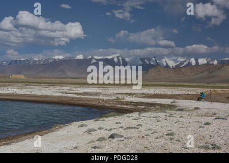 Salzlagerstätten neben Karakul See auf dem Pamir Highway, Gorno Badakhshan, Tadschikistan. Stockfoto
