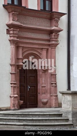 Renaissanceportal von 1553 mit Sitznischen, Halbrundvorlagen und doppeltem Stützbalken Stockfoto