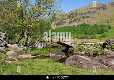 Slaters Bridge im Sommer Little Langdale Lake District National Park Cumbria England Vereinigtes Königreich GB Großbritannien Stockfoto