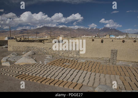 Trocknen Lehmziegel für Adobe Häuser im Dorf Karakul, Tadschikistan Stockfoto