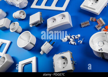 Gruppe von elektrischen Anlagen auf blauem Hintergrund Stockfoto