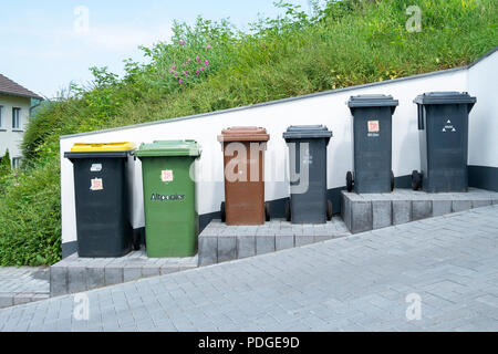 Abfallbehälter für die verschiedenen Arten von Abfällen in Deutschland. Stockfoto