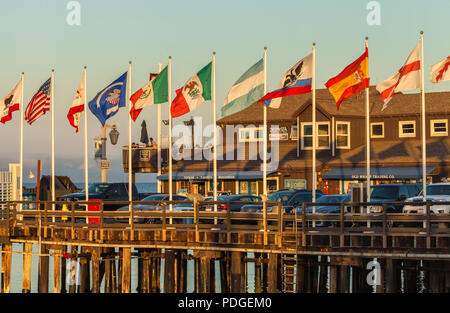 Welt Fahnen wehen zu Stearns Wharf in Santa Barbara, Kalifornien, USA. Stockfoto