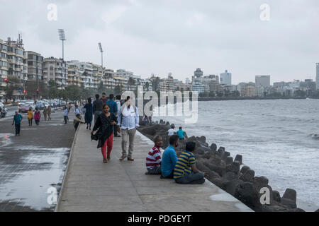 Die Menschen auf den Marine Drive promenade während der Monsunzeit in Mumbai, Indien Stockfoto