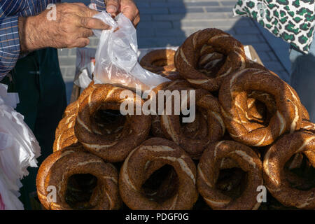 Türkische Bagel, Simit ist ein wesentlicher Teil der türkischen Frühstück und Essen. Es kann in fast jeder Straße gefunden werden, vor allem in Istanbul. Stockfoto