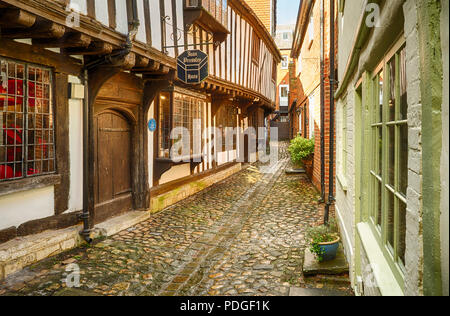 Seltene Überlebende des 16. Jahrhunderts jettied Fachwerkhäuser in St Johns Gasse Devizes Wiltshire England Großbritannien Stockfoto