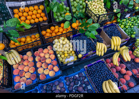 Frisches Obst im Supermarkt in Istanbul wartet zum Verkauf. Stockfoto