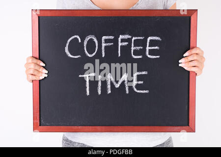 Weibliche holding Tafel mit Kreide text Kaffee Zeit isoliert auf weißem Hintergrund. Close Up, selektiver Fokus Stockfoto