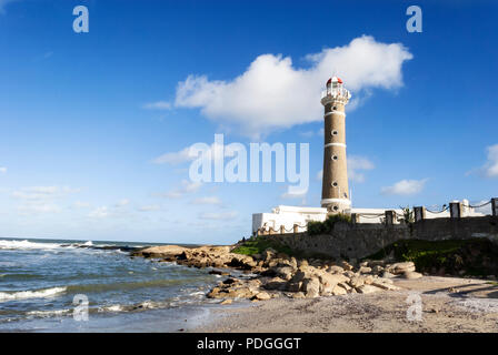 Sonnigen Tag und Blick auf die berühmten Leuchtturm auf Jose Ignacio Beach, Punta del Este, Uruguay. Stockfoto