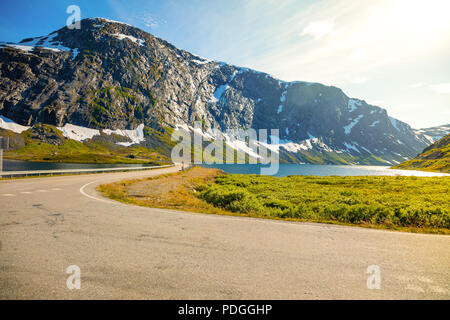 Straße am See Djupvatnet zum Berg Dalsnibba, Norwegen Stockfoto
