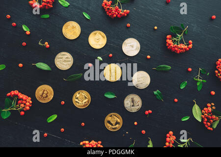 Flach cryptocurrency Münzen auf dunklem Hintergrund, Ansicht von oben mit der Wild Berry Obst Anordnung Stockfoto