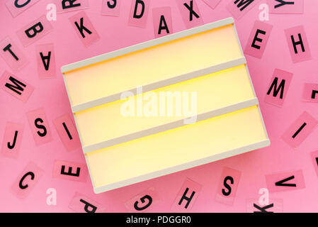 Leere lightbox und Buchstaben auf girly rosa Hintergrund, Mock up Kopie Platz für Text Stockfoto