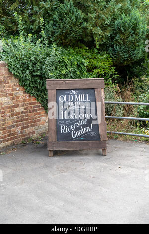 Old Mill Hotel Werbung Kreidetafel in Harnham Salisbury Wiltshire UK Stockfoto