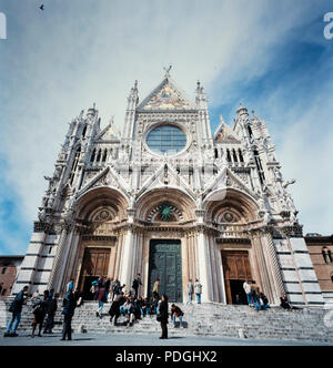 Die Kathedrale Duomo di Siena, Italien. Fassade mit rotem Marmor neben Schwarz und Weiß für die meisten der Struktur verwendet wird. Stockfoto