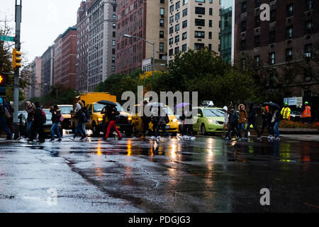 Beim Überqueren einer Straße in New York an einem regnerischen Tag Stockfoto