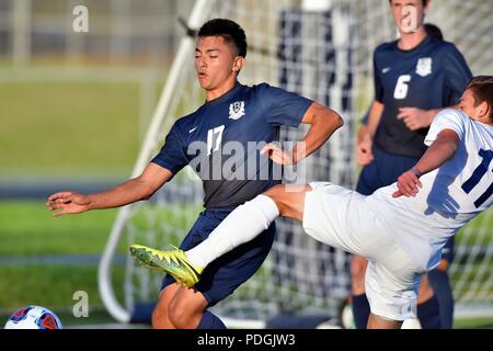 Die Spieler konkurrieren für ein Kreuz vor dem Ziel. USA. Stockfoto