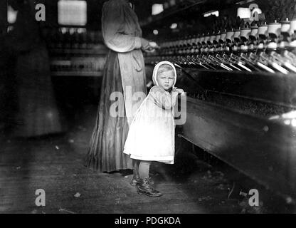 Ivey Mühle. Wenig derjenige, 3 Jahre alt, besucht und spielt in der Mühle. Tochter von der Aufseher. Hickory, en, November 1908 Stockfoto