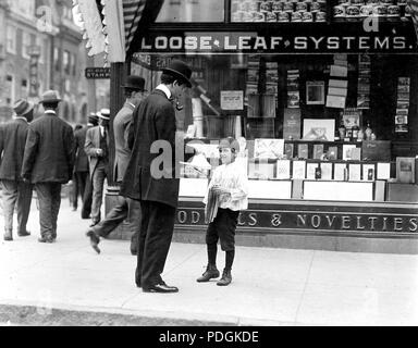 James Loqulla, ein Zeitungsjunge, 12 Jahre alt. Papiere für 3 Jahre, Mai 1910 zu verkaufen Stockfoto