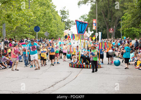 Cleveland, Ohio, USA - Juni 9, 2018 Frauen und Männer mit bunten Outfits auf die abstrakte Kunst Festival Parade der Kreis Stockfoto