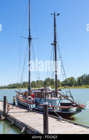 Eine Ketch angedockt am historischen Britannia Werft in Steveston, British Columbia. Stockfoto