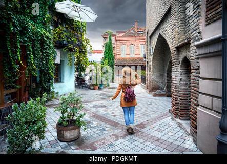 Touristische Frau in braunen Hut, wandern die alten Straßen im Zentrum von Tiflis, Georgien Stockfoto