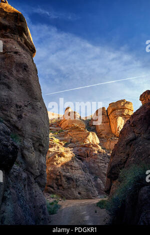 Orange Felsen und Straße bei charyn Canyon bei Sonnenuntergang in Kazakhsthan Stockfoto