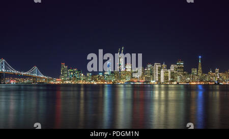 San Francisco Skyline mit Bay Bridge von Treasure Island Stockfoto