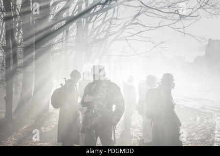 Rogachev, Belarus - Februar 25, 2017: Re-enactors gekleidet, wie Deutsche Wehrmacht Infanterie Soldat im Zweiten Weltkrieg In dramatischer Hintergrundbeleuchtung durch Ständigen Stockfoto