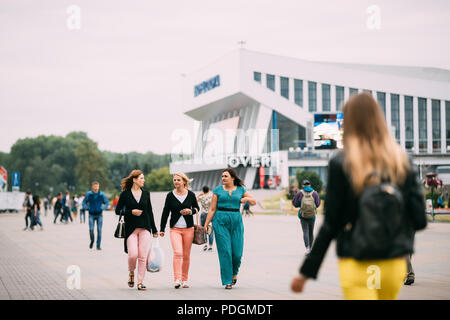 Minsk, Weißrussland - Juni 28, 2017: Die Menschen gehen auf die Straße, in der Nähe von Minsk Sports Palace im Sommer Tag. Stockfoto