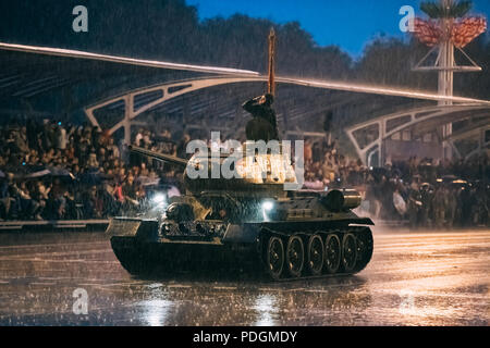 Minsk, Weißrussland - Juni 28, 2017: Militärische T-34-85 Tank bewegt sich auf der Straße während der Probe von Parafe vor der Feier der Tag der Unabhängigkeit von Belarus. Ev Stockfoto
