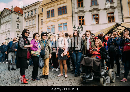 Prag, Tschechische Republik - 22. September 2017: Gruppe von Touristen unter Foto, Rathaus mit astronomischer Uhr - Orloj. Stockfoto