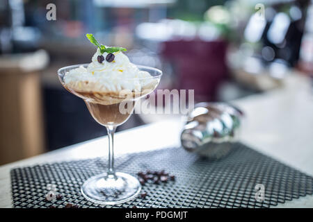 Eis Kaffee aus der Sahne auf der Bar. Stockfoto