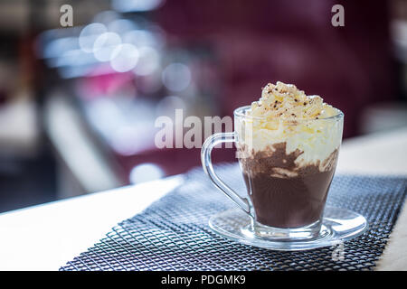 Tasse mit heißer Schokolade und Sahne in der Bar in Restaurants. Stockfoto