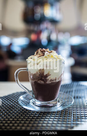 Tasse mit heißer Schokolade und Sahne in der Bar in Restaurants. Stockfoto