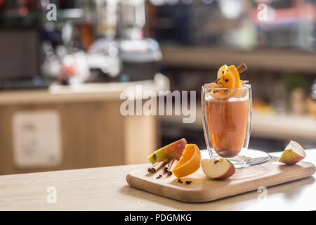 Eine traditionelle saisonale trinken Punsch am Bar in Restaurants. Stockfoto