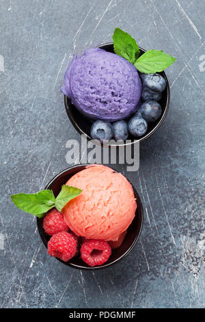 Eis mit Himbeeren und Blaubeeren. Ansicht von oben Stockfoto