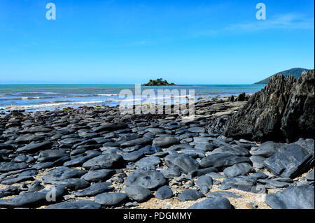 Felsige Küste am Thornton Beach, Daintree National Park, Cape Tribulation, Far North Queensland, FNQ, QLD, Australien Stockfoto