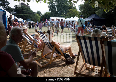 Menschen im Freien an einem sonnigen Tag im Sommer, Jephson Gärten, Leamington Spa, Großbritannien Stockfoto