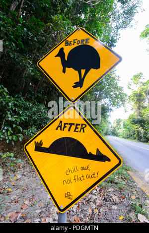Humorvoll Graffiti auf einem Schild Warnung der Kasuare Überqueren der Straße, Daintree National Park, Cape Tribulation, Far North Queensland, FNQ, QLD, EIN